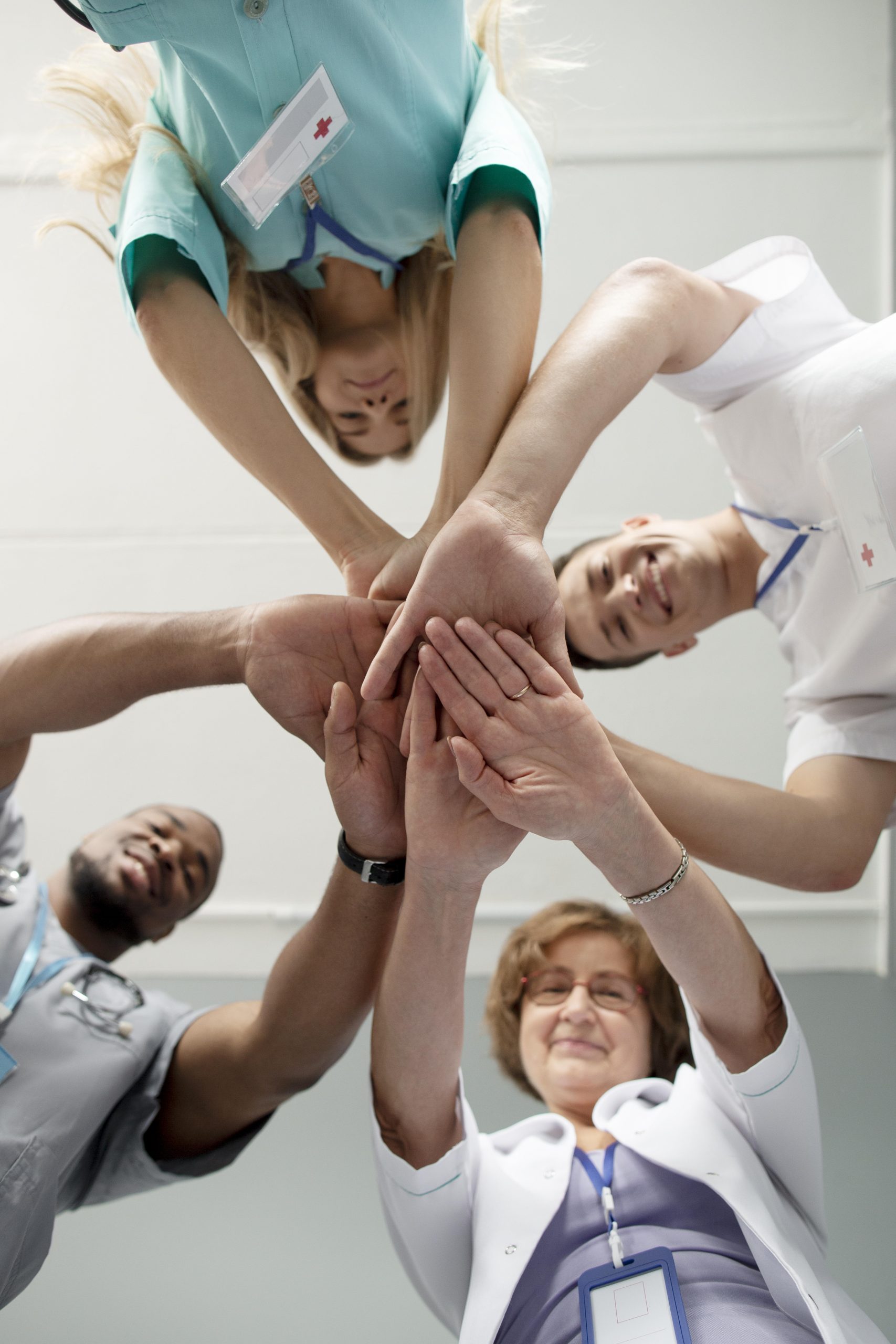 gros-plan-equipe-agents-sante (1)